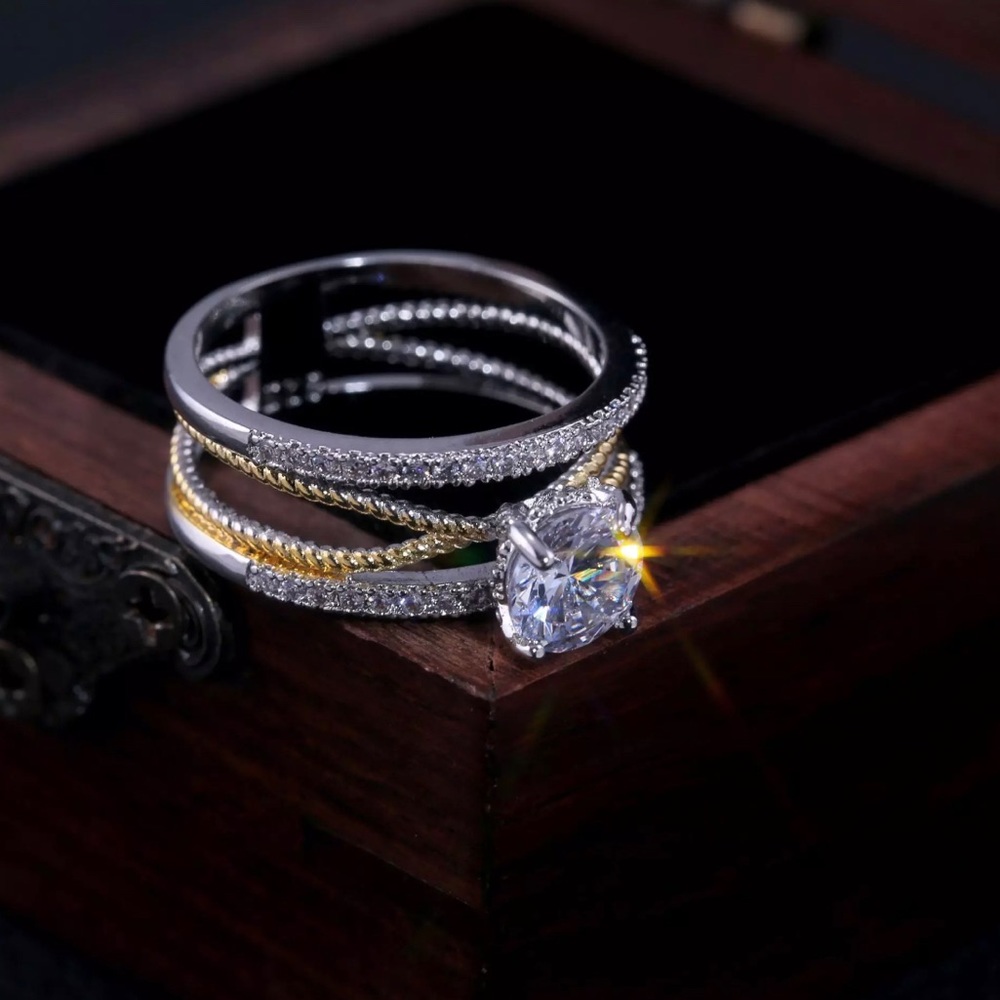 ✨Stunning Two Toned Ring ✨ - Picture 3 of 8